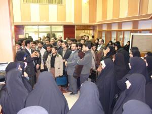 عکس/ بازدید جمعی از نخبگان جوان به همراه دکتر بانکی پورفرد از موسسه اهل البیت در دیماه ۸۵