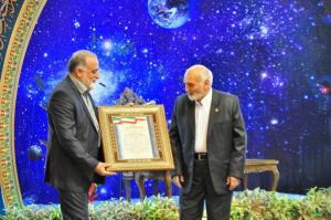 تقدیر مدیرعامل موسسه اهل البیت (ع)  از دکتر سید محمد تقی طیب به پاس فعالیتهای علمی