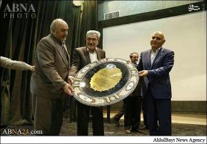 عکس/ مراسم رونمایی از فرش حرم امام حسین (ع) در کاشان