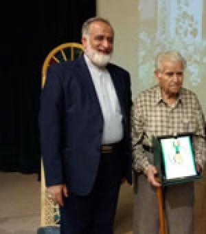 تقدیر مدیرعامل موسسه اهل البیت (ع) از  محمد علی صاعد اصفهانی/ شاعر آيینی در سال ۸۷