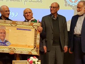 تقدیر مدیرعامل مجمع خیرین سلامت اصفهان از حاج علی سلیمانی نژاد به پاس فعالیت در حوزه سلامت