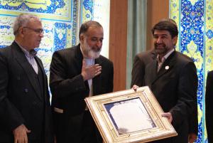 تقدیر مدیرعامل موسسه اهل البیت (ع) از دکتر قربانی  به پاس فعالیتهای علمی 