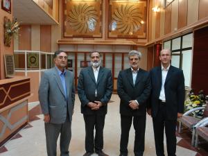 عکس/ دیدار مهندس سید محمود هاشمی به همراه کارشناسان سازمان مدیریت و برنامه ریزی با مدیرعامل و معاونین موسسه اهل البیت در شهریورماه ۸۴