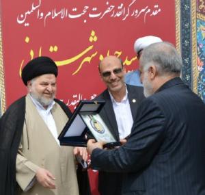 اهدا نشان ولایت: حجت الاسلام سیدجواد شهرستانی/ مؤسس و بنیانگذار موسسه آل البیت لاحیاء التراث 