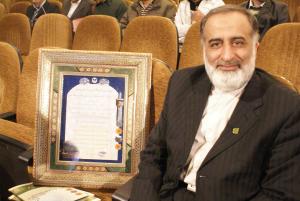 عکس/ تجلیل از مدیرعامل موسسه اهل البیت (ع) در جشن سیصدمین سال دانشگاه اصفهان سال ۸۷