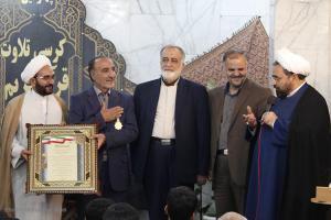 اهداء نشان خادم القرآن: حاج حسین وفایی/ استاد تلاوت قرآن